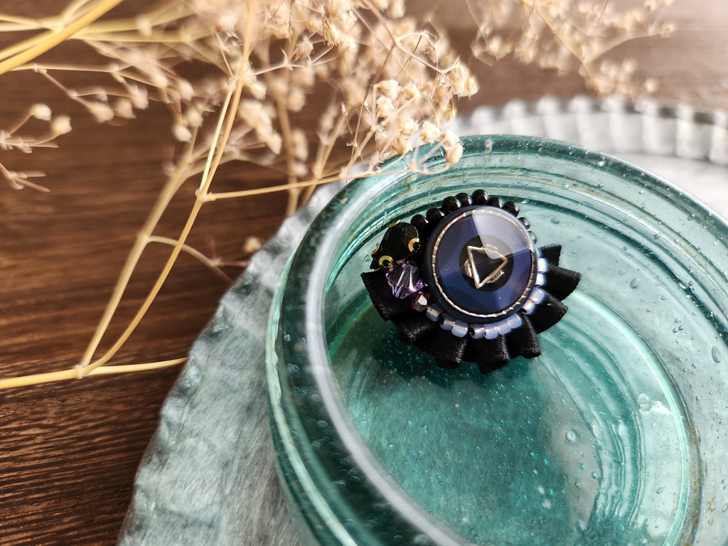 ボタンが主役のブローチ