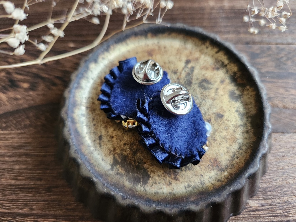 ボタンが主役のブローチ