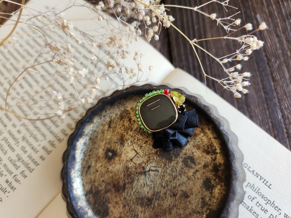 ボタンが主役のブローチ