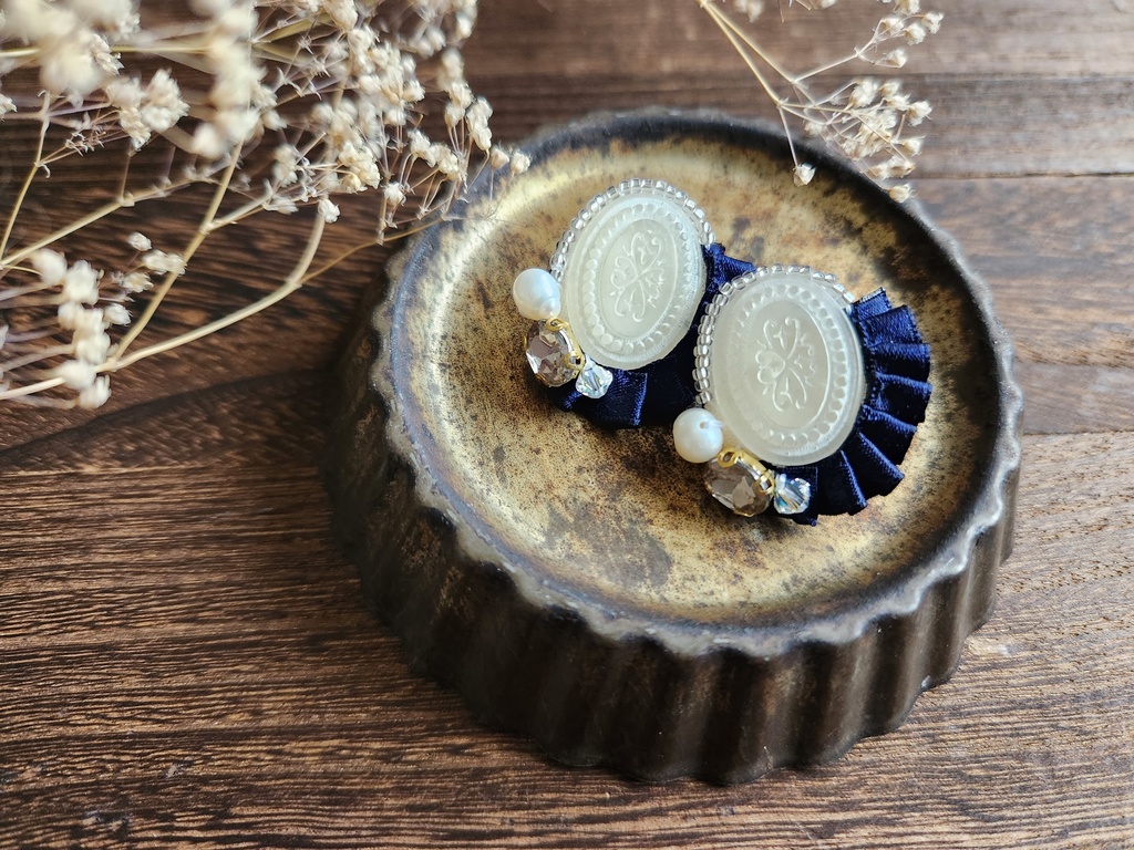 ボタンが主役のブローチ