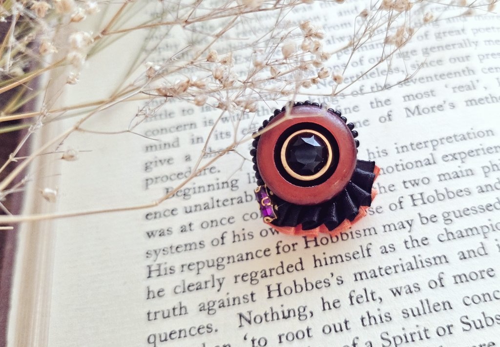 ボタンが主役のブローチ