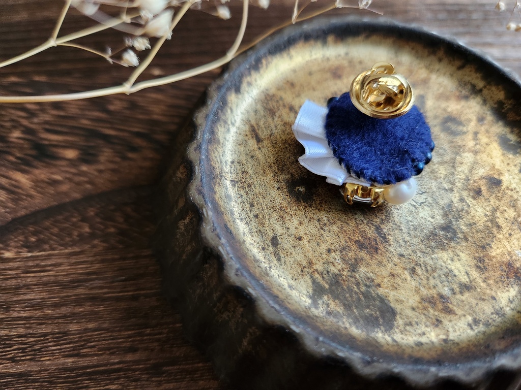 ボタンが主役のブローチ