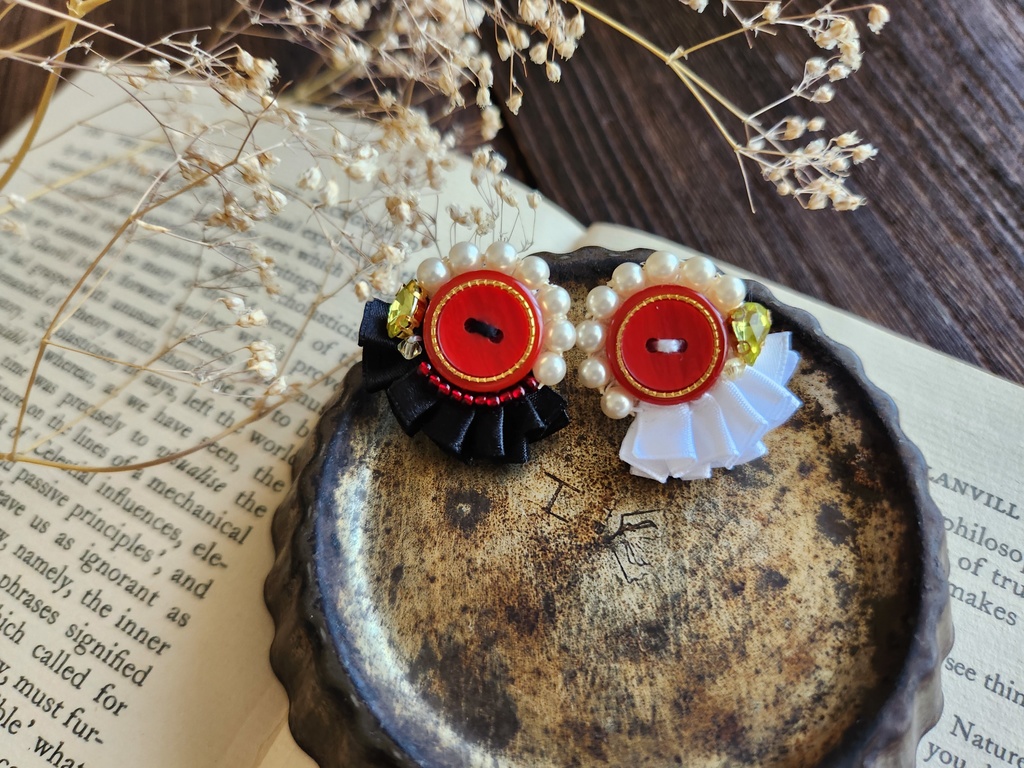 ボタンが主役のブローチ