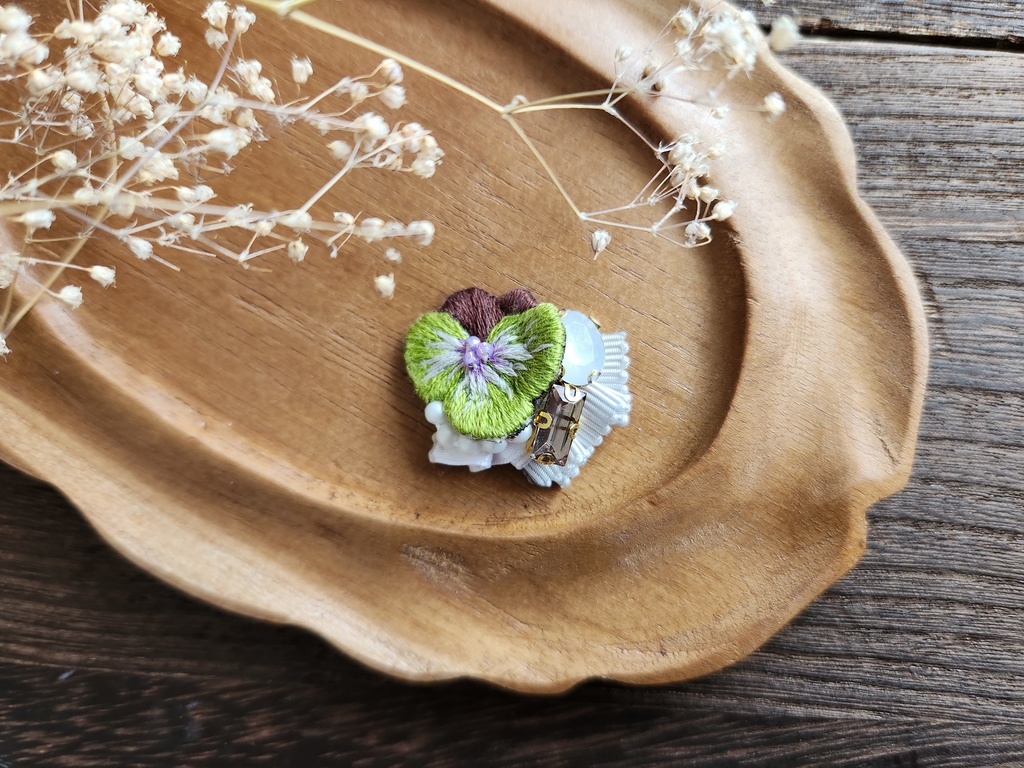 ビオラの小ぶりブローチ2