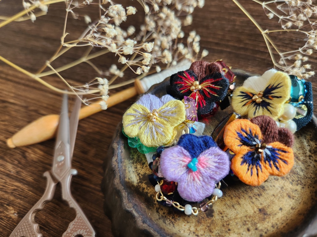 ビオラの小ぶりブローチ2