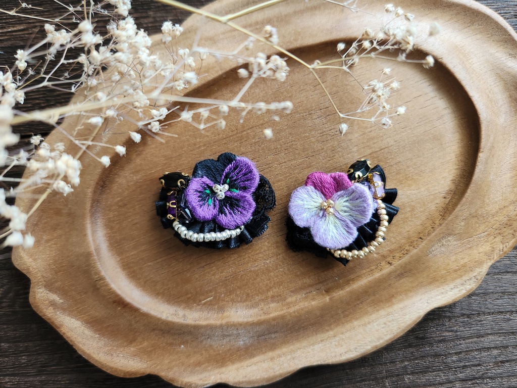 ビオラの小ぶりブローチ2