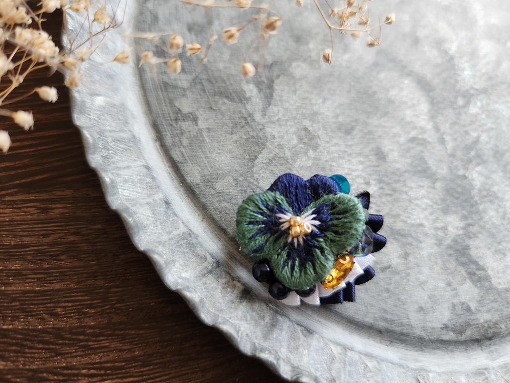 ビオラの小ぶりブローチ2