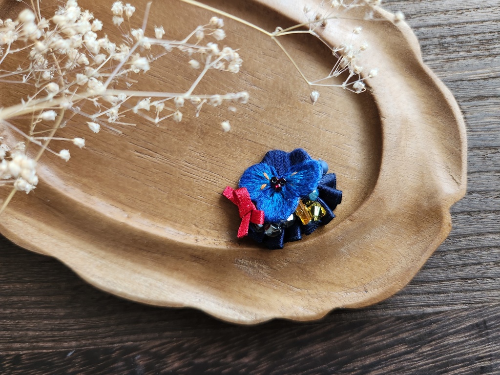 ビオラの小ぶりブローチ2