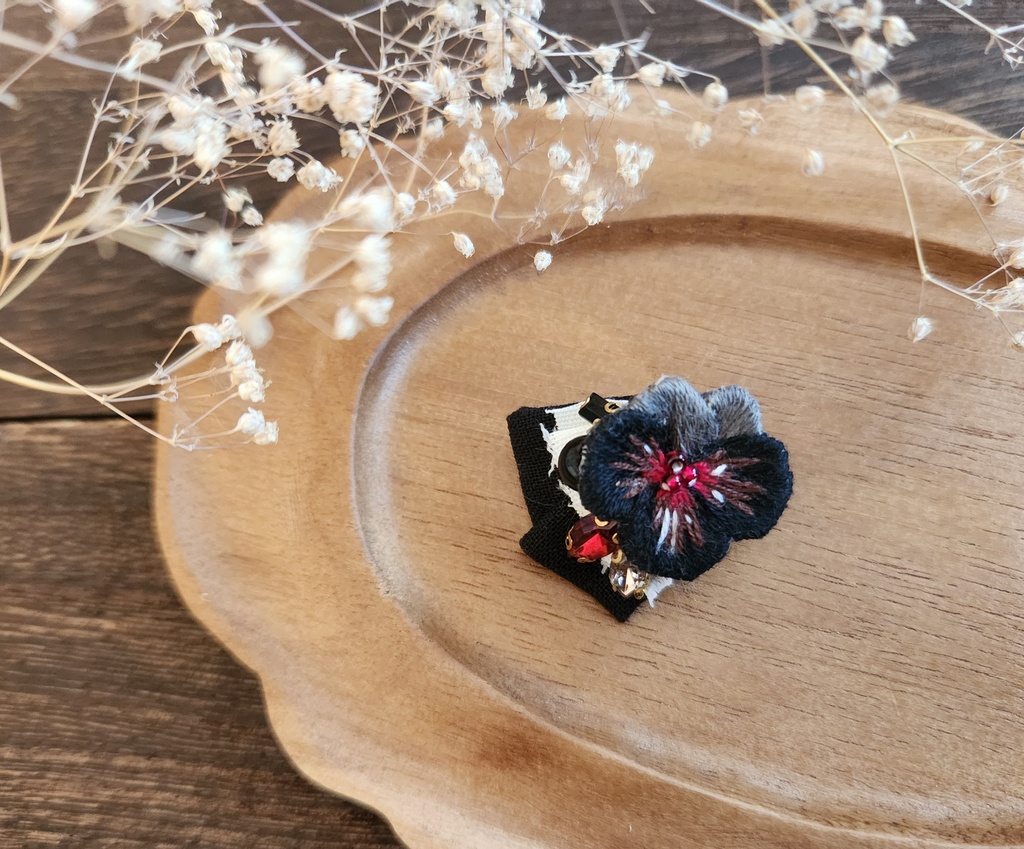 ビオラのブローチ3