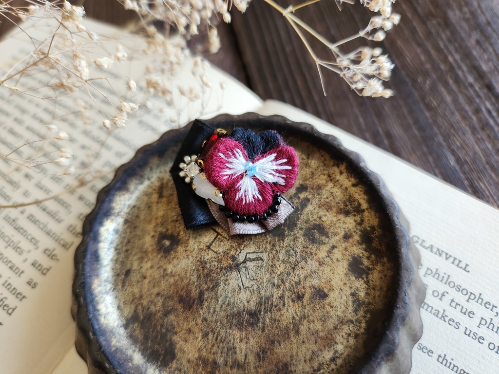 ビオラのブローチ3