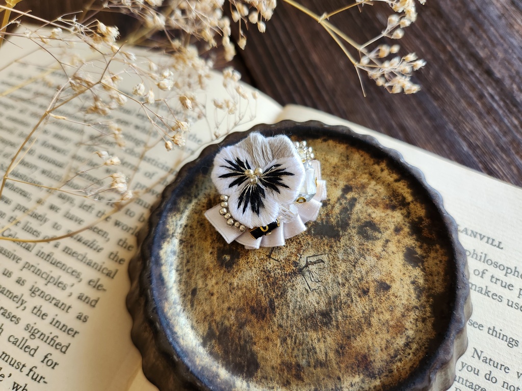 ビオラのブローチ3