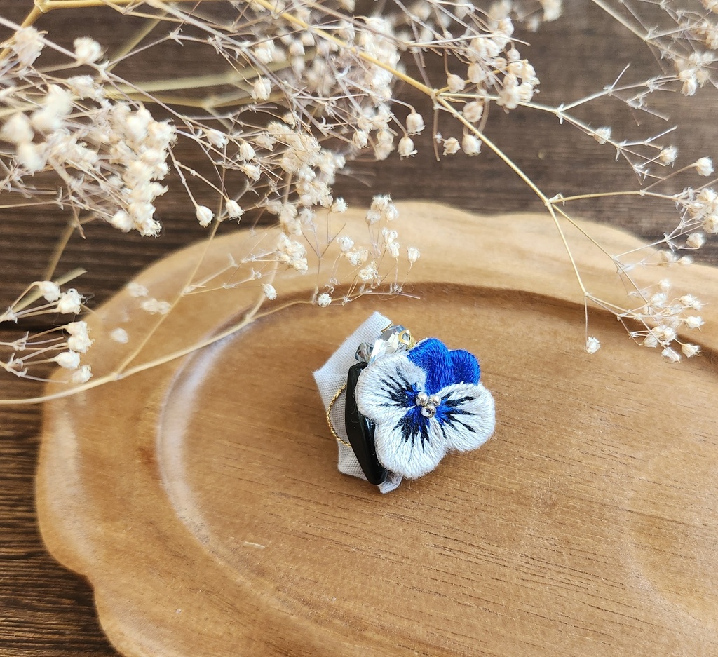 ビオラのブローチ3