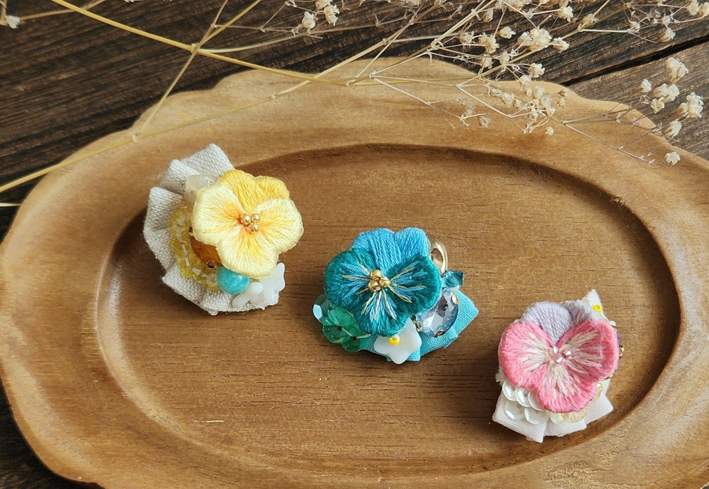 ビオラのブローチ3