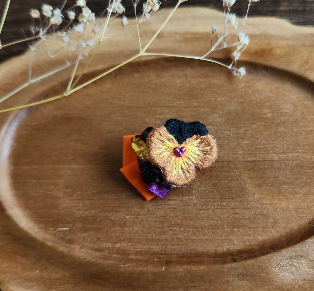 ビオラのブローチ3