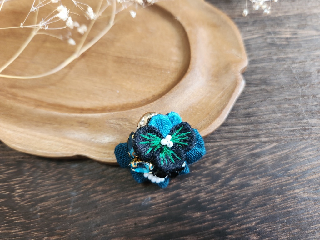 ビオラのブローチ3