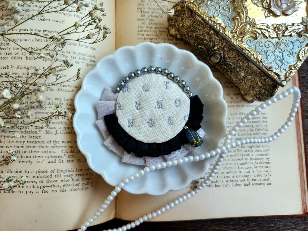 セリフブローチ