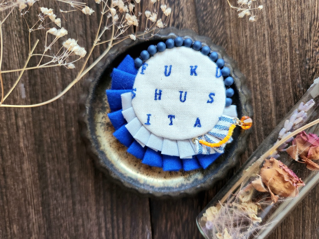 セリフブローチ