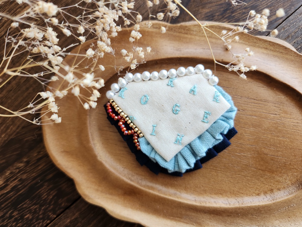 セリフブローチ