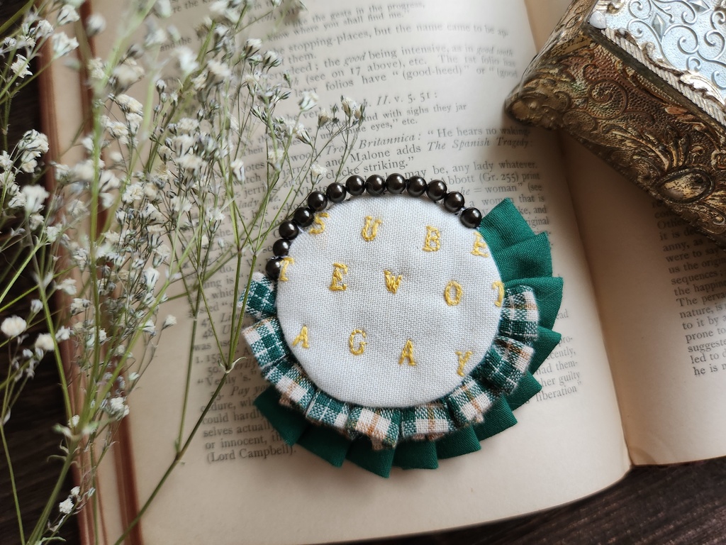 セリフブローチ