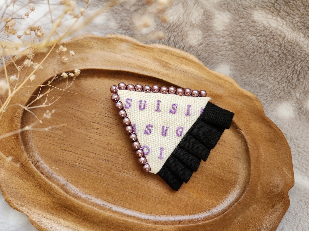 セリフブローチ