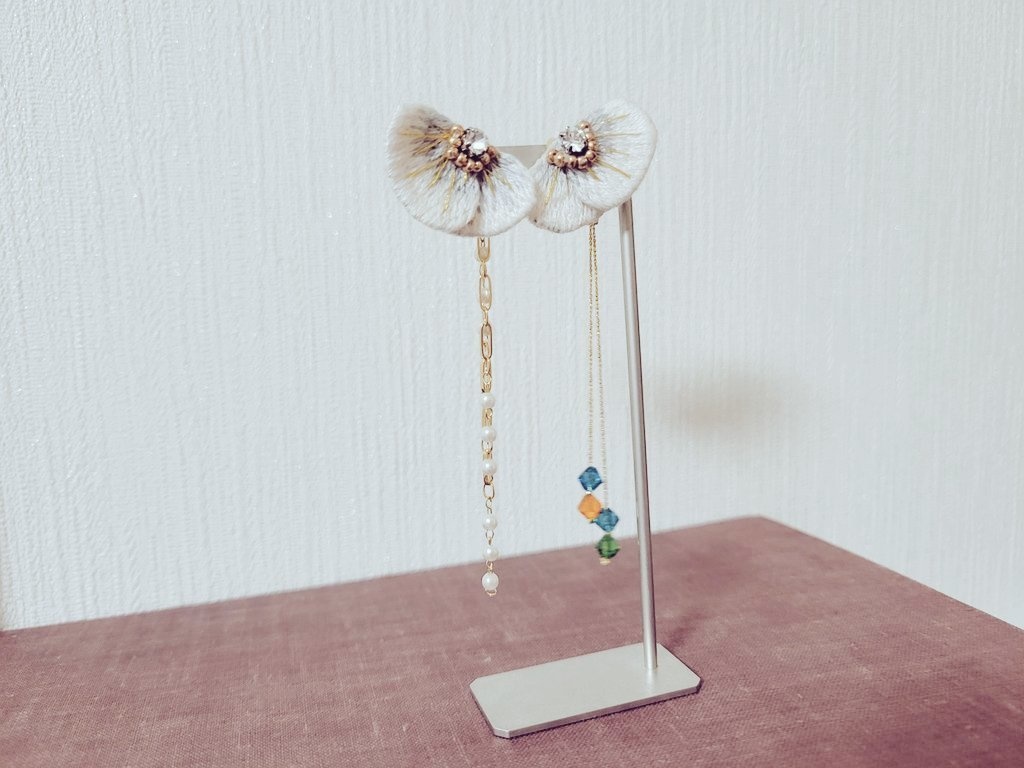 花びらの刺繍耳飾り