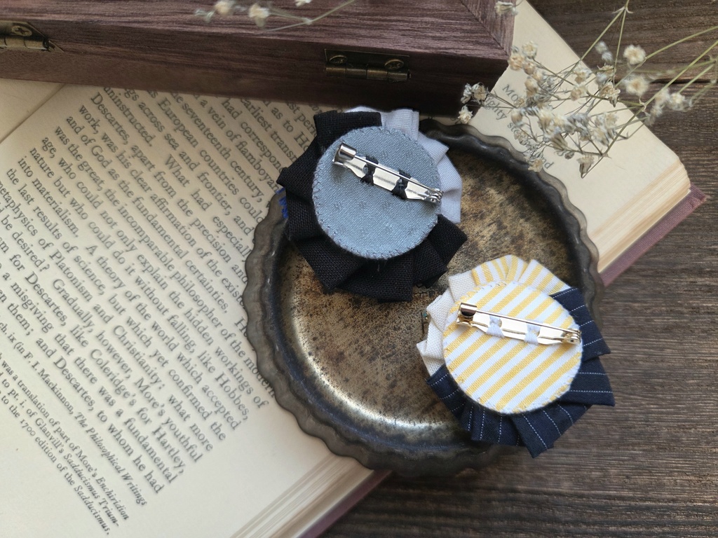 まん丸フリルブローチ