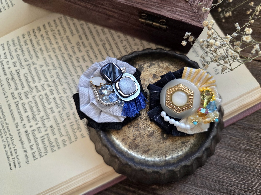 まん丸フリルブローチ