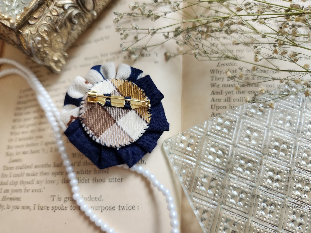 まん丸フリルブローチ