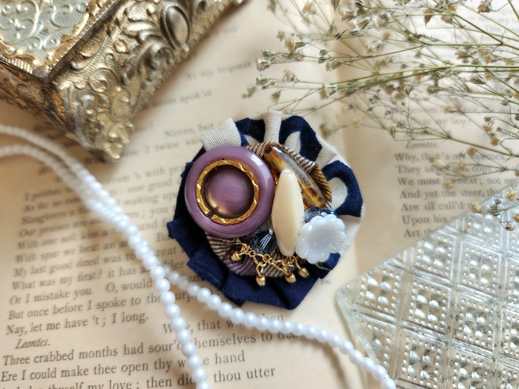 まん丸フリルブローチ