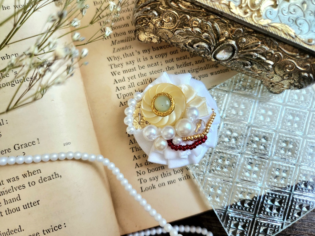 まん丸フリルブローチ