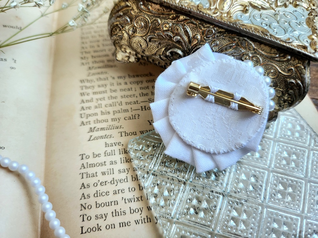 まん丸フリルブローチ