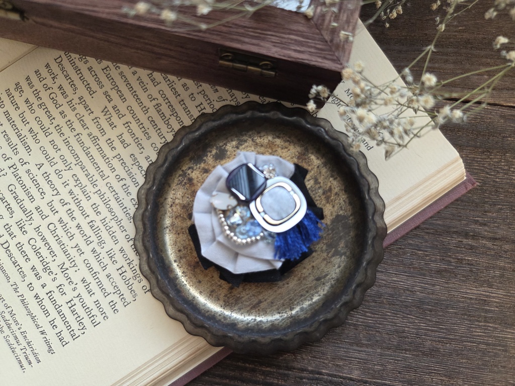 まん丸フリルブローチ