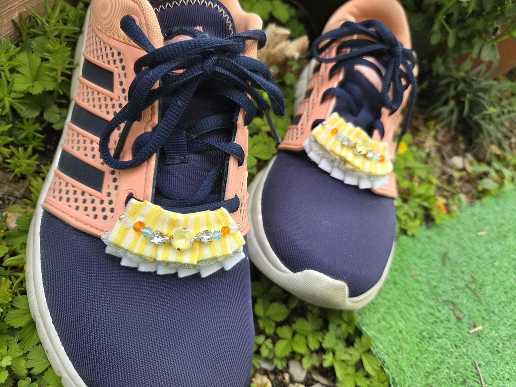 フリルのシューズクリップ