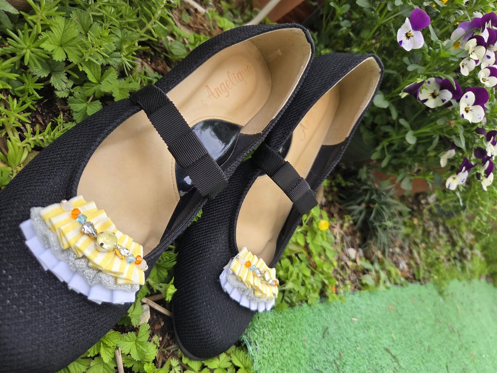 フリルのシューズクリップ