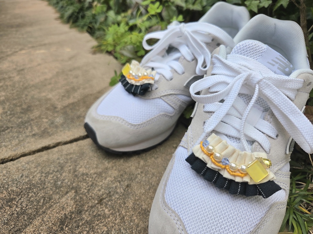 フリルのシューズクリップ