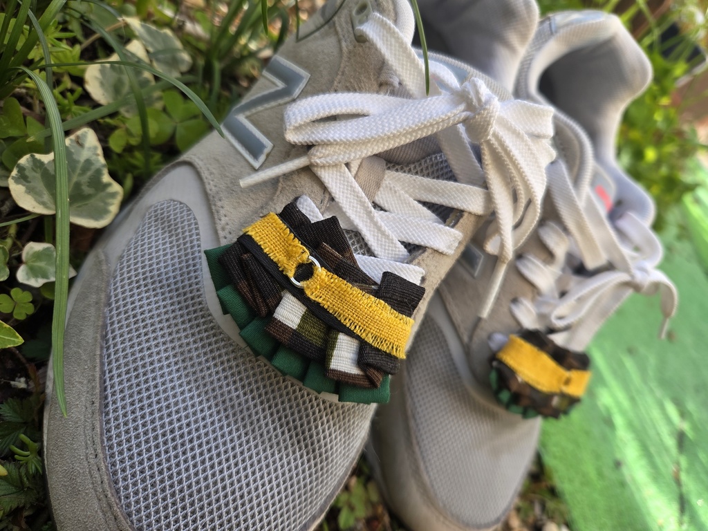 フリルのシューズクリップ