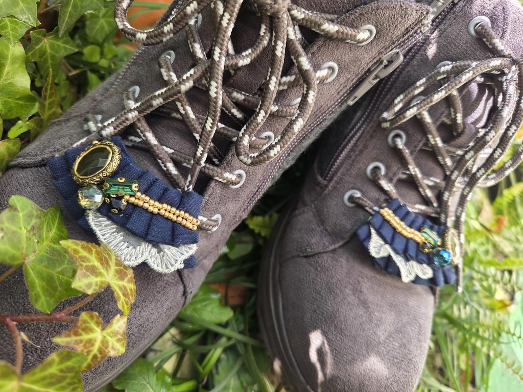 フリルのシューズクリップ