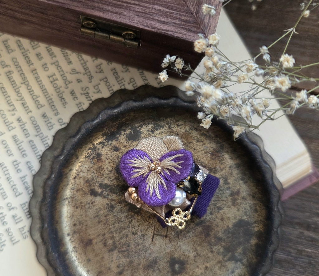 ビオラのブローチ4