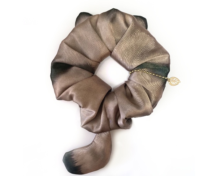 チャームつきたぬきのシュシュ