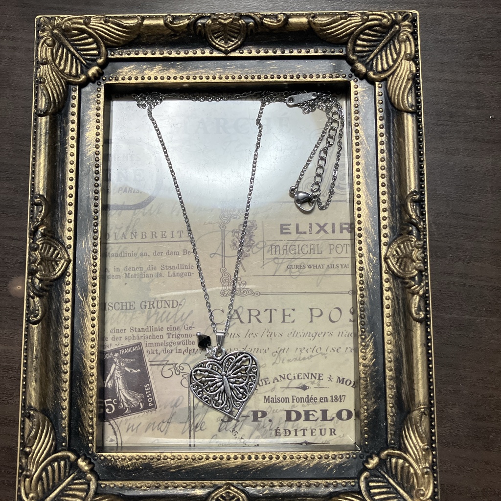 蝶モチーフハートネックレス