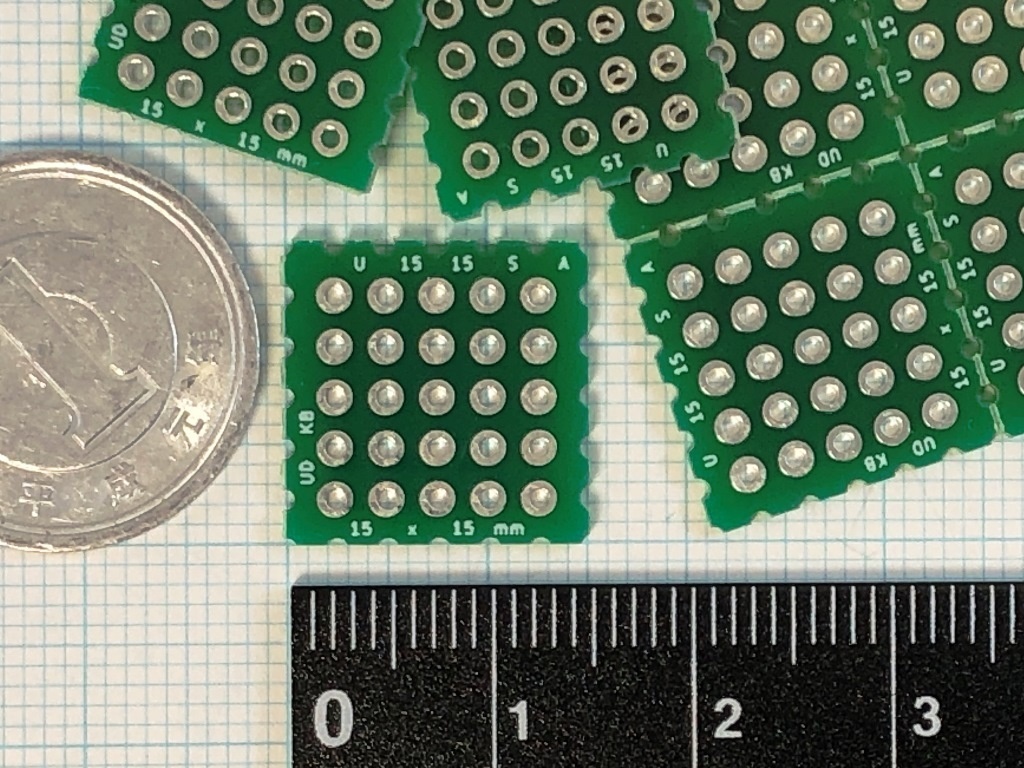 電子工作用ユニバーサル基板　1.5cm角36枚綴りシート　緑色