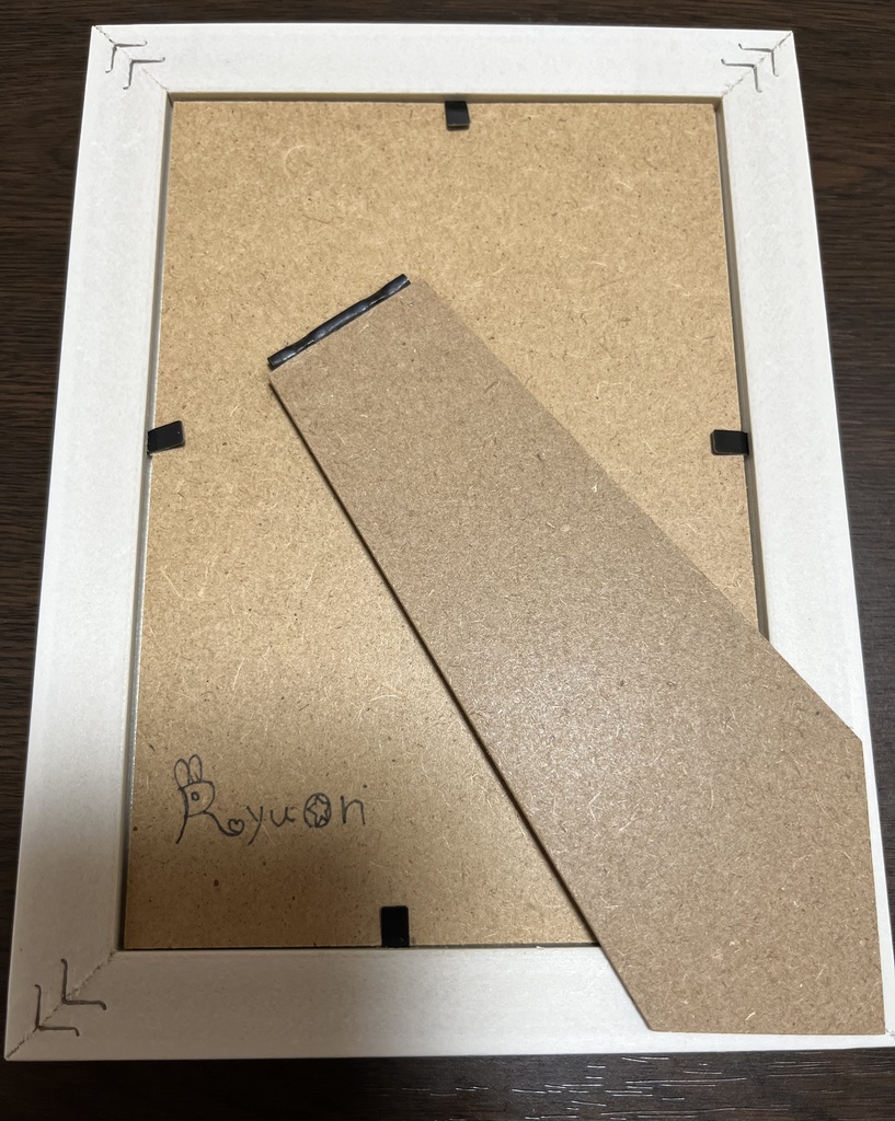 翼を広げて羽ばたく