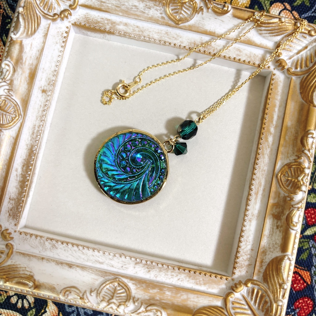 新作チェコガラスボタンネックレス