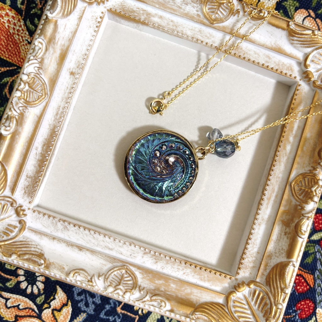 新作チェコガラスボタンネックレス