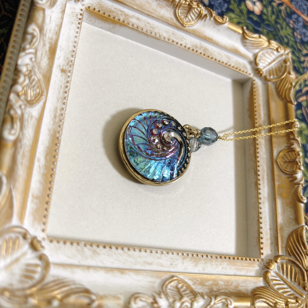 新作チェコガラスボタンネックレス