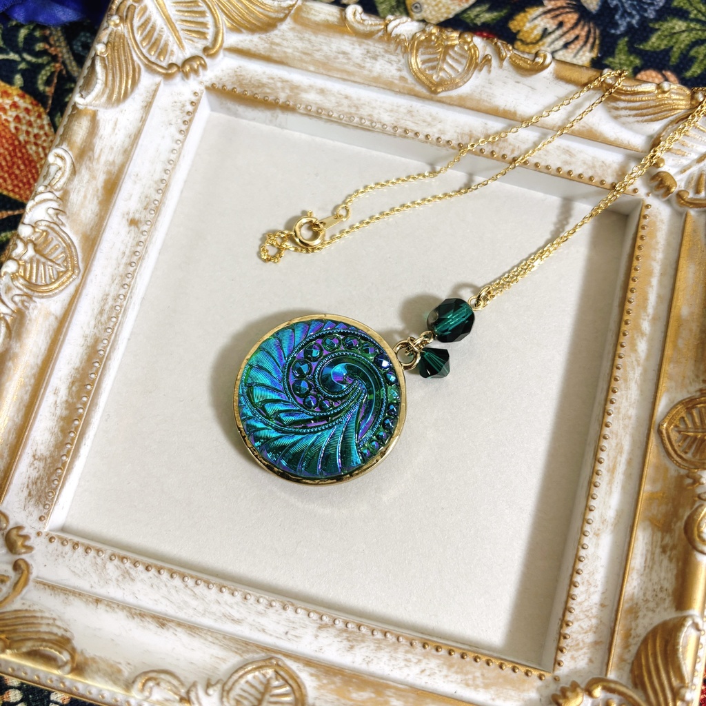 新作チェコガラスボタンネックレス