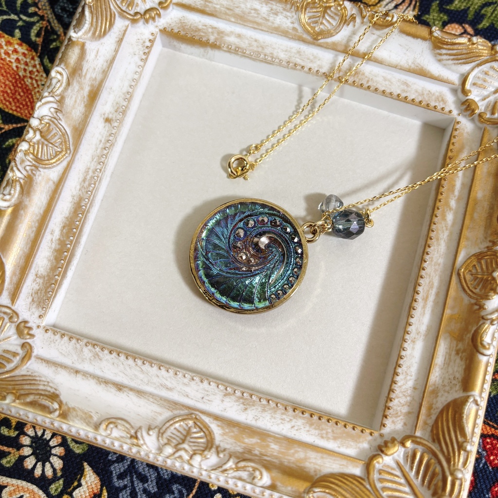 新作チェコガラスボタンネックレス