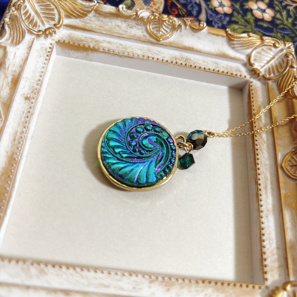 新作チェコガラスボタンネックレス