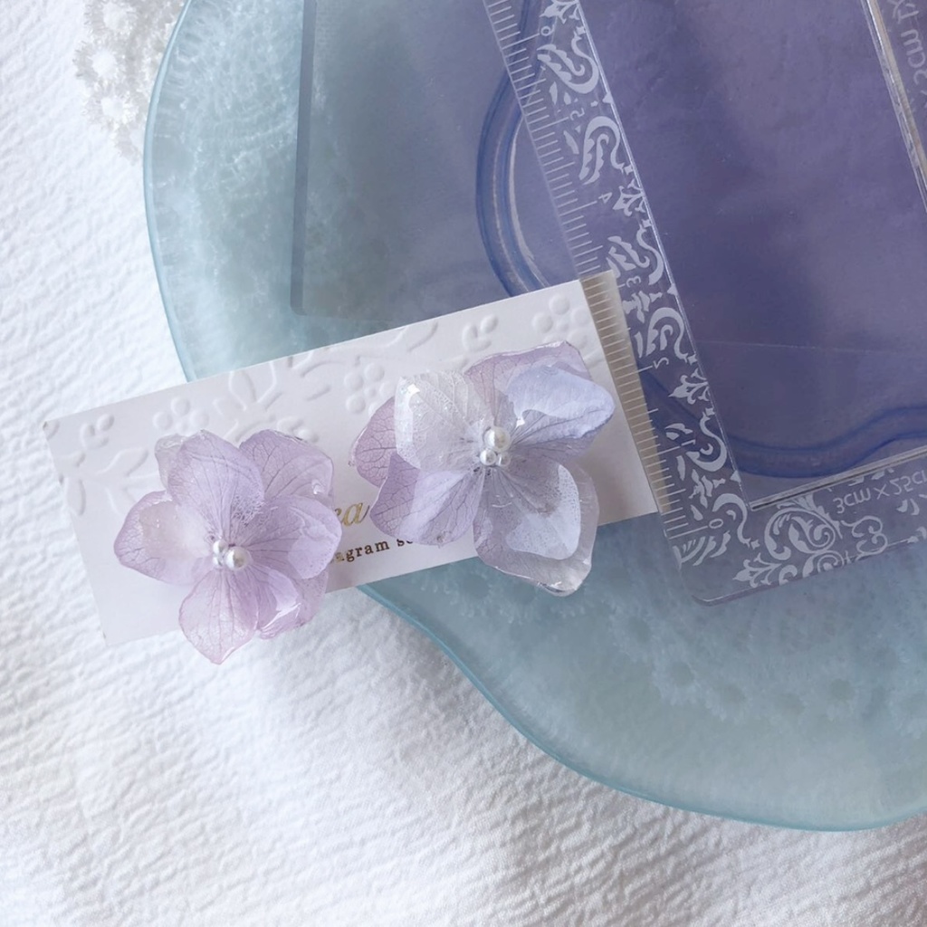 no.4 淡藤色の紫陽花ピアス 紫陽花 淡色 パープル レジンピアス ハンドメイドピアス