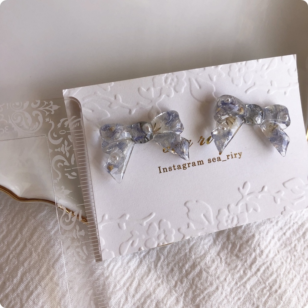 no.16 ドライフラワーのリボンピアス デルフィニウム かすみ草 ribbon アイスブルー レジンピアス ハンドメイドピアス